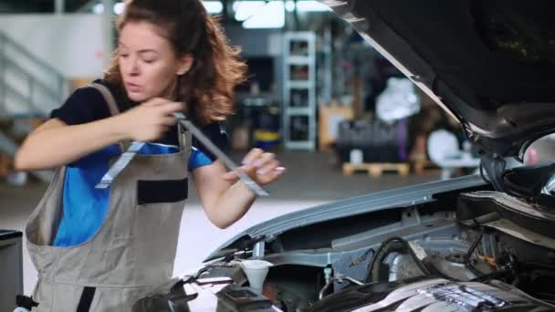 Mécanicien Précis Dans Garage Aide Une Clé Dynamométrique Pour Serrer — Video