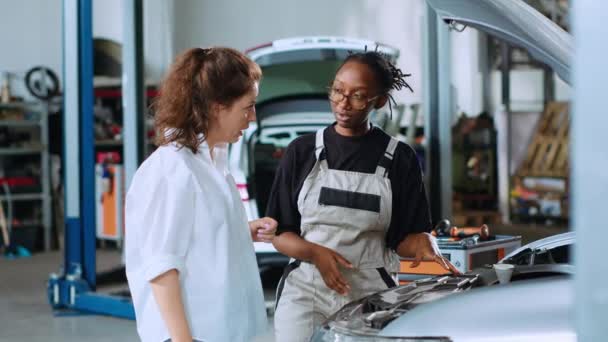 Amigável Mecânico Auxiliando Cliente Com Manutenção Carro Oficina Reparação Automóvel — Vídeo de Stock