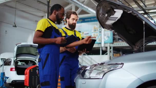 Mechanica Auto Reparatiewerkplaats Werken Samen Aan Vaststelling Van Auto Met — Stockvideo