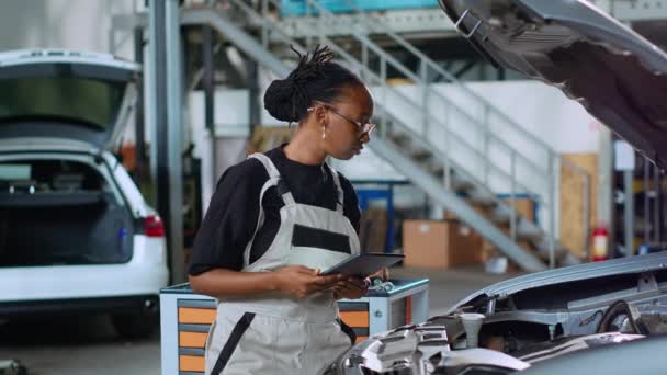 Retrato Mecânico Afro Americano Feliz Fazendo Manutenção Carro Oficina Reparação — Vídeo de Stock