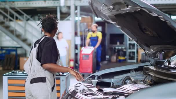 Afro Amerikaanse Monteur Garage Met Behulp Van Momentsleutel Bouten Vast — Stockvideo
