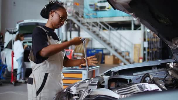 Африканський Американський Механік Ремонтному Магазині Використанням Гайкового Ключа Затягування Гвинтів — стокове відео