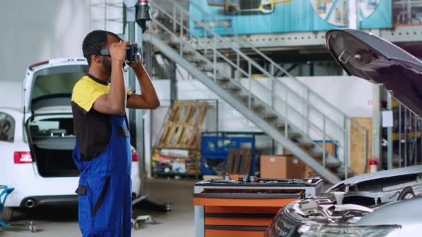 Mecânico Afro Americano Serviço Carros Usando Óculos Realidade Virtual Para — Vídeo de Stock