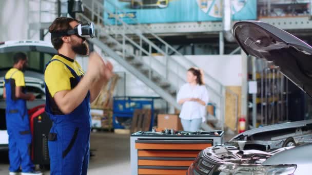 Hombre Servicio Calificado Taller Reparación Automóviles Utilizando Gafas Realidad Virtual — Vídeo de stock