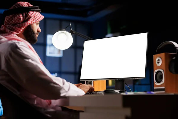 Het Beeld Toont Een Moslim Man Zit Zijn Werkplek Thuis — Stockfoto