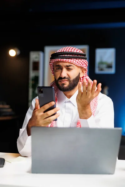 Arabische Man Die Betrokken Bij Een Videoconferentie Gesprek Met Een — Stockfoto
