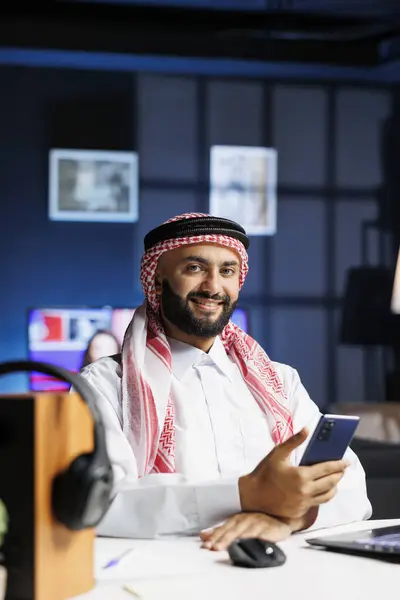 Con Computer Portatile Nelle Vicinanze Uomo Musulmano Detiene Dispositivo Mobile — Foto Stock