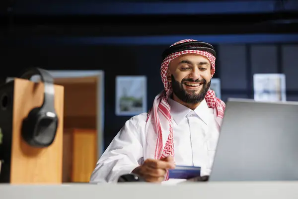 Arabische Zakenman Werkt Ijverig Aan Een Modern Bureau Typend Zijn — Stockfoto
