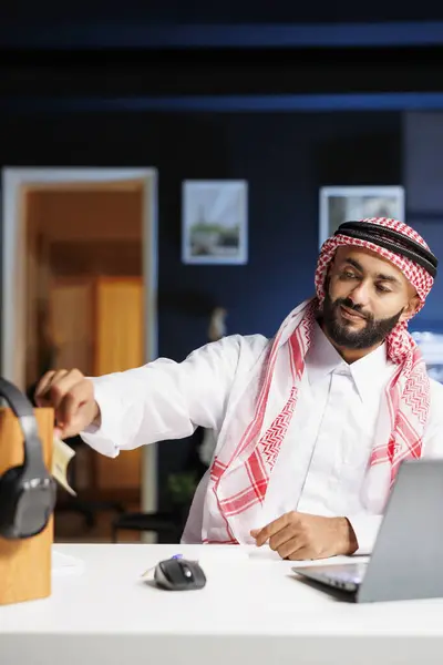 Hombre Negocios Guapo Vestido Con Una Ropa Islámica Sienta Oficina — Foto de Stock