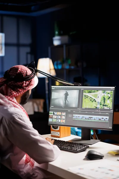 Hombre Árabe Cineasta Trabajando Con Material Archivo Sonido Editando Nuevo — Foto de Stock