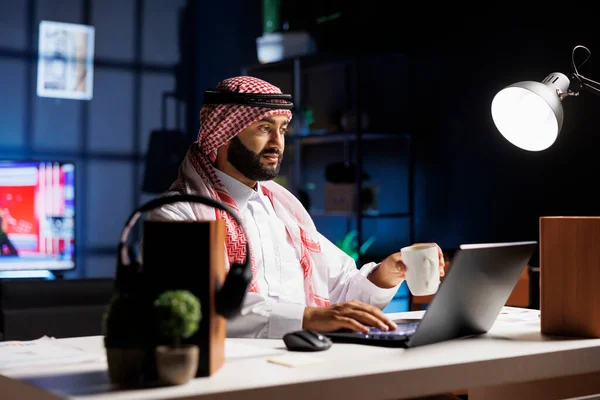 Zijaanzicht Van Een Moslim Met Een Kop Koffie Surfen Het — Stockfoto