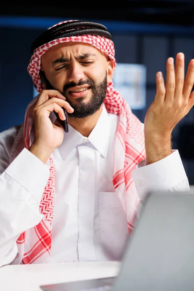 Närbild Skott Mellanösternman Bär Traditionella Islamiska Kläder Har Allvarlig Konversation — Stockfoto