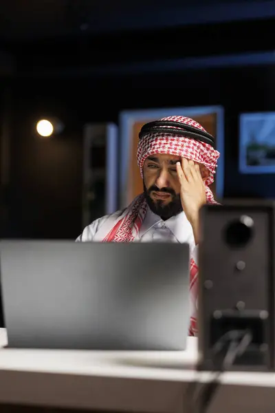 Detaljerad Bild Trött Man Arabisk Klädsel Sitter Vid Skrivbordet Och — Stockfoto