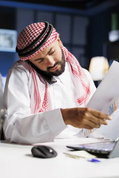 Traditioneel Gekleed Moslim Kerel Werkt Aan Zijn Bureau Tijdens Het — Stockfoto
