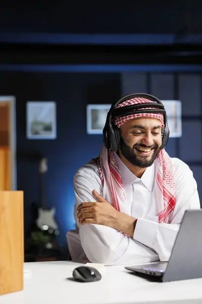 Utilizando Tecnología Inalámbrica Hombre Musulmán Involucra Investigación Comunicación Línea Mostrando — Foto de Stock