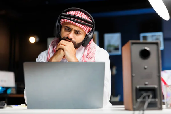 Modern Mellanöstern Man Arbetar Vid Sitt Skrivbord Med Hjälp Bärbar — Stockfoto