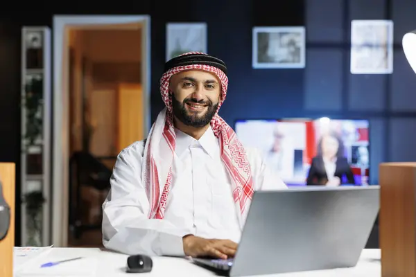 Ung Man Klädd Arabiska Kläder Med Sin Laptop Vid Bordet — Stockfoto
