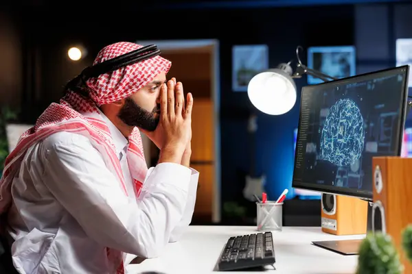 Arab Man Vid Skrivbordet Använder Avancerad Teknik För Att Utveckla — Stockfoto