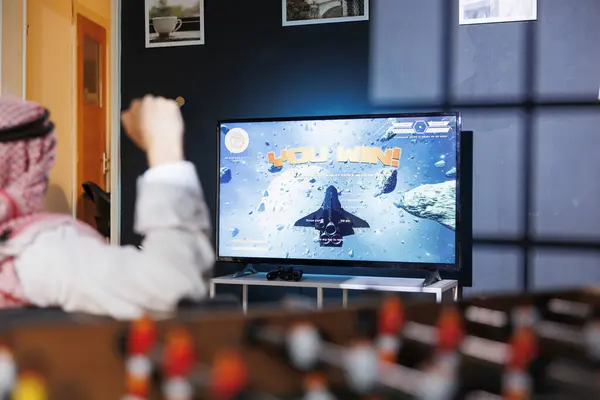 Orta Doğulu Adam Internet Video Oyununda Zaferi Kutluyor Kablosuz Kumandayı — Stok fotoğraf