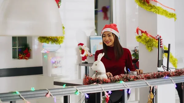 Sonriente Asiático Empleado Navidad Decorado Oficina Chequeo Correos Electrónicos Feliz — Foto de Stock