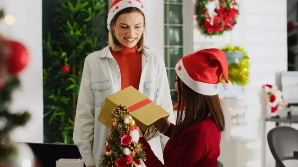 Asian Employee Surprised Supervisor Thoughtful Christmas Gift Festive Ornate Workplace — Stock Photo, Image