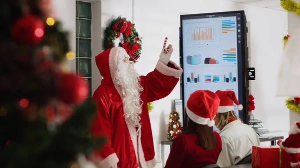 Manažer Oblečený Jako Santa Během Vánoční Sezóny Pořádání Setkání Týmu — Stock fotografie