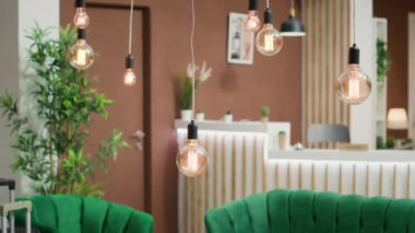 Boş otel resepsiyon salonu lüks kanepe, mobilya, modern tatil köyü. Endüstriyel ışıklar ve resepsiyonlu şık dekorasyonlar, zarif lobi tasarımı..
