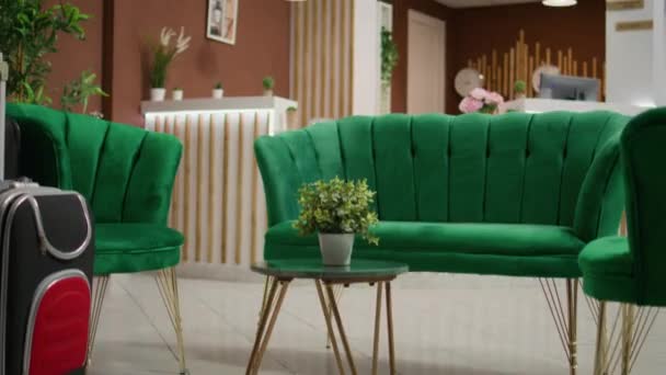 Vagnväskor Bagage Hotellets Lounge Resväskor Och Moderna Dekorationer Receptionen Lobbyn — Stockvideo