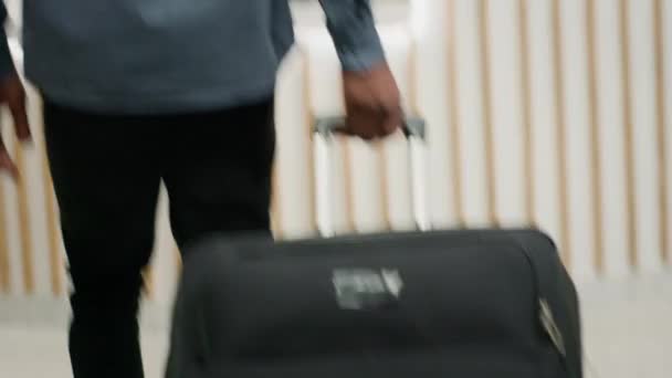 Les Clients Voyageant Avec Des Sacs Trolley Hôtel Recevant Une — Video