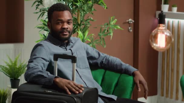 Voyageur Afro Américain Attente Enregistrement Hôtel Assis Dans Fauteuil Avec — Video