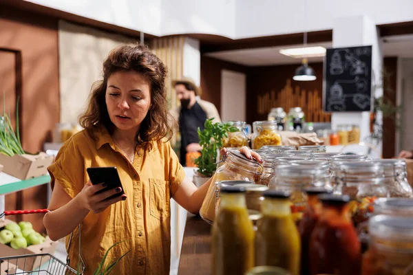 Kvinna Lokala Livsmedelsbutik Med Hjälp Smartphone Anteckningar App För Att — Stockfoto