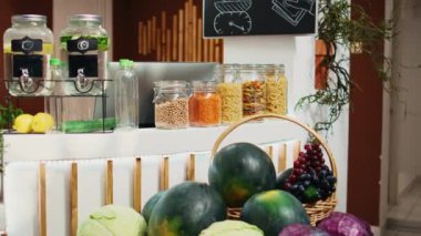 Çevre dostu sıfır atık süpermarketinde kimyasallar bedava kiler zımbaları ve sebzeler. Çürütülebilir cam kavanozlardaki organik yiyecekler boş mahalle bakkalında, görüntüyü büyüt