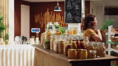 Çevre dostu sıfır atık süpermarketinden alışveriş yapan müşteriler hevesli bir depocu tarafından işletiliyor. Müşteriler çevre dostu mahalle mağazasından taze toplanmış gıdalar satın alıyorlar