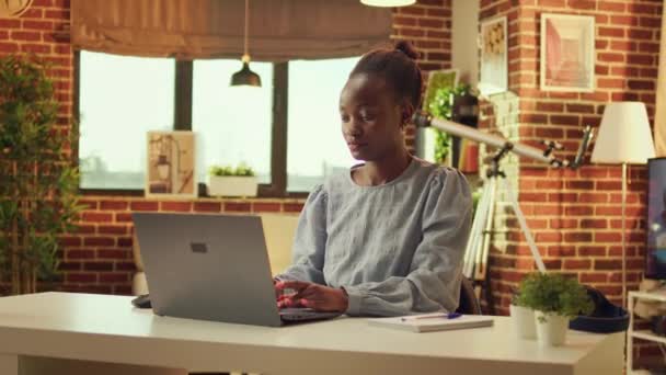 Freelancer Pracuje Doma Řeší Online Úlohy Během Západu Slunce Žena — Stock video