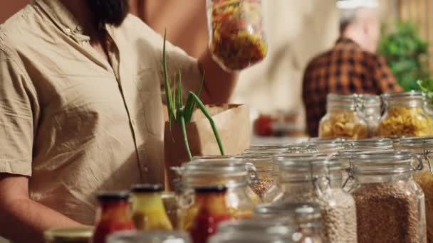 스테이플에 생분해성 가방을 폐기물 슈퍼마켓에서 플라스틱 정책이없는 식료품 가게의 — 비디오