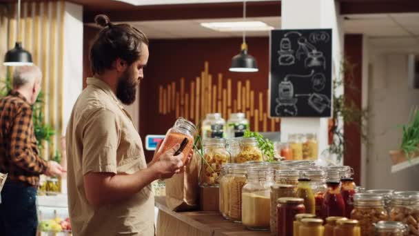Zero Resíduos Supermercado Cliente Compras Para Despensa Grampos Usando Smartphone — Vídeo de Stock