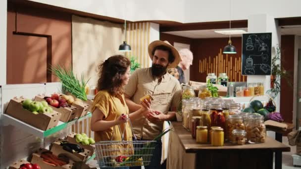 Retrato Pareja Vegana Feliz Comprando Alimentos Básicos Despensa Supermercado Residuos — Vídeos de Stock