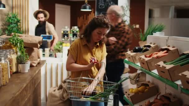Zákazník Supermarketu Nulovým Odpadem Potuluje Uličkách Nákupního Košíku Přidává Organickou — Stock video