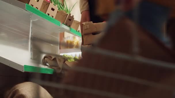 Agricultor Trayendo Cajas Productos Frescos Reponiendo Tienda Comestibles Del Vecindario — Vídeo de stock