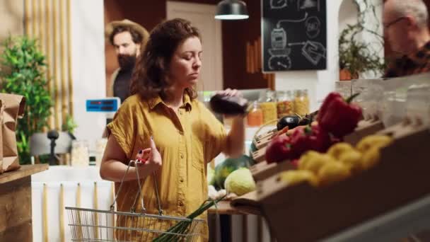 Veganistische Vrouw Milieuvriendelijke Afvalloze Supermarkt Voegt Ethisch Verantwoorde Biologische Groenten — Stockvideo