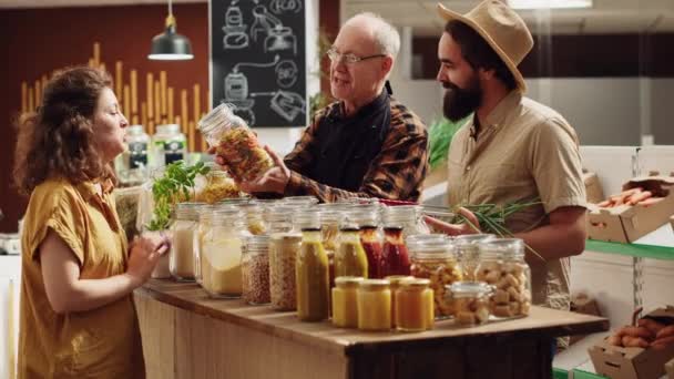 Duurzame Zero Waste Supermarkt Gerund Door Oudere Winkelier Suggereert Producten — Stockvideo