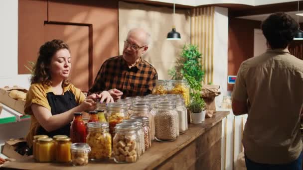 Duurzame Zero Waste Supermarktverkoper Helpt Oudere Klant Bij Het Winkelen — Stockvideo