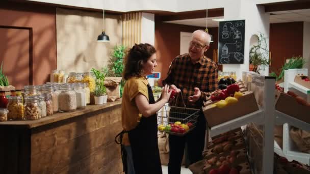 Устойчивый Нулевой Продавец Отходов Супермаркета Помогает Пожилым Клиентам Добавляя Необходимые — стоковое видео