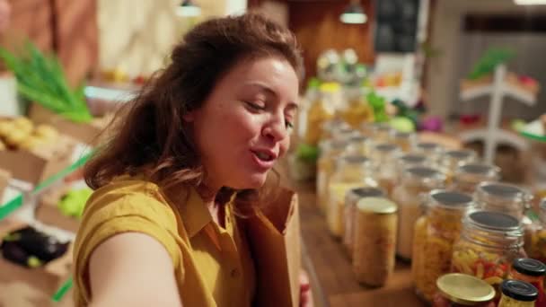 Vrouwenfilms Vlog Roemen Verborgen Parel Eco Vriendelijke Buurtwinkel Onder Indruk — Stockvideo