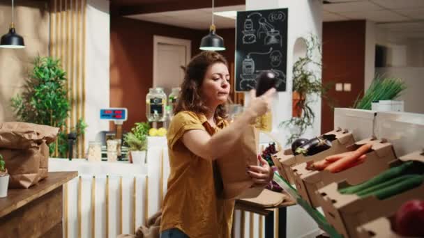 Sledování Záběru Ženy Supermarketu Nulovým Odpadem Pomocí Neznečišťujícího Papírového Sáčku — Stock video