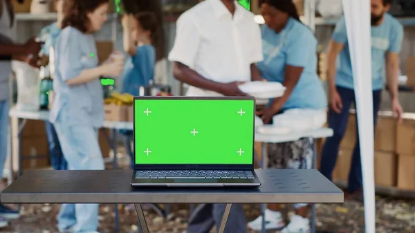 Laptop Digital Com Tela Verde Branco Colocado Mesa Enquanto Voluntários — Fotografia de Stock