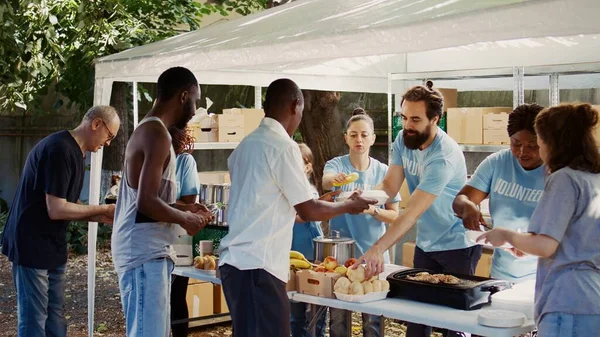 Young Volunteers Caucasian African American Communities Give Less Fortunate Free — Stock Photo, Image