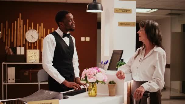 Afrykański Amerykański Personel Wita Kobietę Recepcji Hotelu Pomagając Zameldowaniu Trakcie — Wideo stockowe