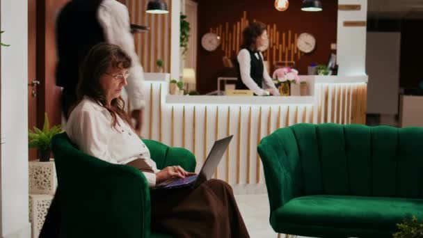 Emerytowany Klient Przeglądający Laptop Hotelu Szukający Słynnych Zabytków Odwiedzenia Podczas — Wideo stockowe