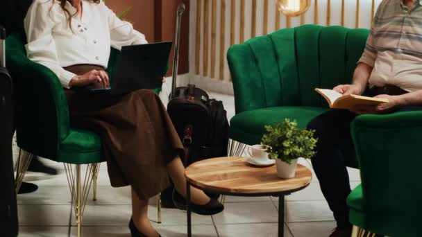 Відставні Люди Розслабляються Разом Вестибюлі Ятизірковому Готелі Чекаючи Побачити Бронювання — стокове відео